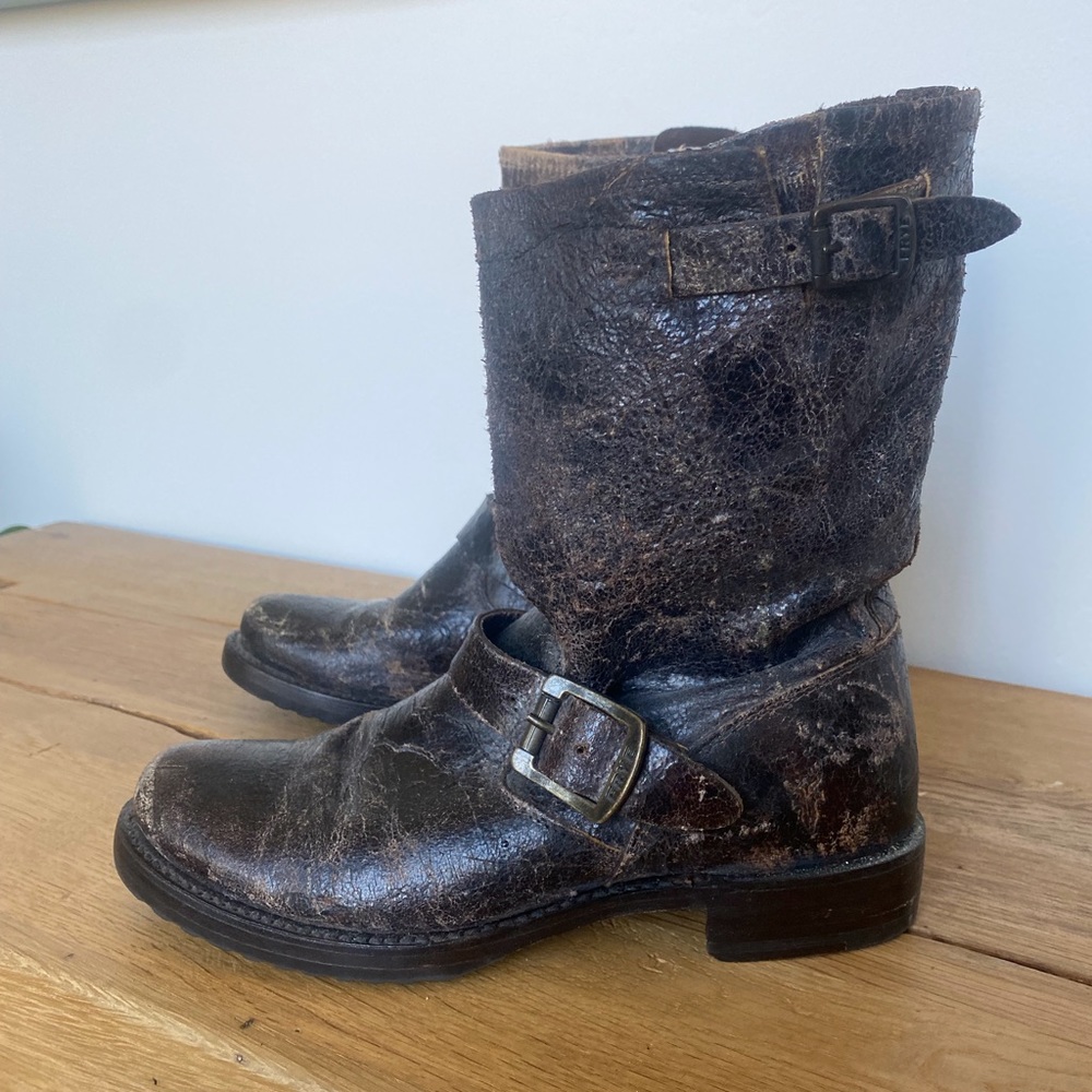 Frye Veronica distressed boot size 7